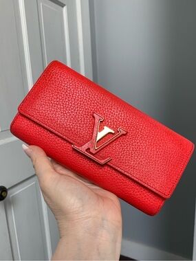 2019 authentic Louis Vuitton Capucines long wallet in bright coral color.